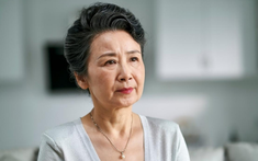 Lương hưu 9 triệu/tháng, mẹ tôi mang cho hàng xóm 3 triệu, khi tôi giận dỗi trách móc thì bà nói 4 từ