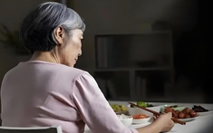 57 tuổi sống chung với bạn trai, mỗi tháng trả 3,5 triệu tiền sinh hoạt: Tôi nhận ra mình đang “trả tiền để làm giúp việc”