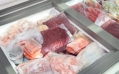 Thịt để tủ đá trông như thế này tốt nhất nên vứt đi, cho trẻ con ăn càng nguy hiểm!
