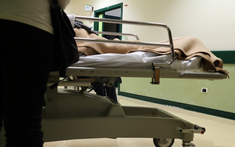 Người đàn ông 30 tuổi vỡ mạch máu mắt, đường huyết vọt lên 800, bác sĩ cảnh báo 3 nhóm thực phẩm là thủ phạm