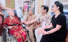 Nữ NSND từ Mỹ về Việt Nam sau 14 năm cùng đàn em làm 1 việc