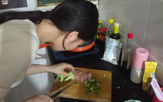 “Kệ đi. Nó không biết làm gì đâu” - Mẹ bênh em trai, bắt con gái làm tất cả việc nhà: Đến năm 2026 rồi nhiều gia đình vẫn còn phân biệt đối xử kiểu này!