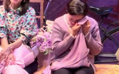 Nữ NSƯT từ Mỹ về bật khóc nức nở