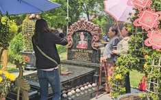 Người phụ nữ 85 tuổi từ Kiên Giang tới mộ Vũ Linh xin một điều