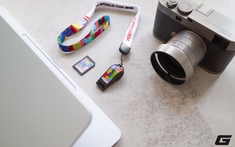 Cận cảnh USB và thẻ nhớ SanDisk FIFA World Cup 2026 Edition dành cho fan môn thể thao vua