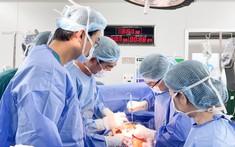 Kỳ tích tại Bệnh viện Từ Dũ: Bóc tách khối u xơ tử cung gần 12kg, bảo tồn thiên chức làm mẹ cho bệnh nhân 25 tuổi

