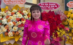 Nữ NSƯT miền Nam vừa từ Mỹ về nước đã bay ra Hà Nội làm một việc quan trọng