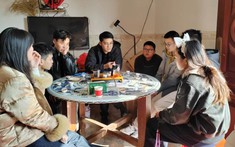 Đi làm về thì thấy cả nhà anh chồng chị dâu dắt díu nhau xin ở nhờ, tình cảnh tréo ngoe đến mức tôi bất lực