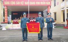 Thiếu tướng Ngô Quốc Chung dự, chỉ đạo Lễ ra quân huấn luyện năm 2026 tại Trung đoàn 240