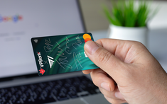 Nhiều cơ hội sở hữu thẻ tín dụng có đủ chữ kí đội tuyển T1