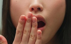 Vẫn bị hôi miệng dù đánh răng bao nhiêu lần đi nữa, bác sĩ tiết lộ "thủ phạm thực sự": Nhiều người ho ra "hạt gạo" có mùi hôi