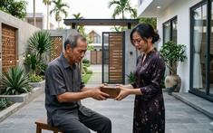 Ngày tôi rời đi, bố chồng cũ dúi vào tay chiếc hộp gỗ, dặn tôi khi khó khăn thì mở: Bên trong không phải tiền mà là một tờ giấy nhỏ