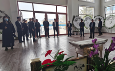 Trong đám tang bố tôi, có một người đến viếng, sau khi nhìn thấy, vợ tôi lặng lẽ dọn đồ bỏ về ngoại