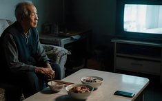 Ngày ông nội mất, vòng hoa xếp kín sân, người đến viếng đông nườm nượp, chỉ có tôi thấy bố mặc áo xô đứng đó mà lòng hóa lạnh lùng