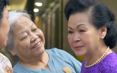 Khánh Ly đang đứng ở vỉa hè Hà Nội, bạn hàng xóm ùa ra ôm chầm