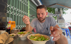 Trổ tài khen món ăn Việt Nam đậm đà, khách Tây khiến chủ quán ngơ ngác mất vài nhịp mới hiểu