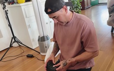 Nam ca sĩ ở Mỹ: "Tôi về Việt Nam như đi buôn vậy"