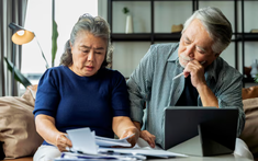 Nhận lương hưu một cục, bố mẹ chồng có quyết định khiến con cháu chóng mặt, 3 năm sau phải đi chạy xe ôm, nhặt đồng nát kiếm sống