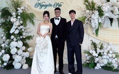 Cầu thủ Văn Toàn lịch lãm với vest cổ điển xen hiện đại trong tiệc cưới em gái