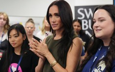 Lặng lẽ tháo nhẫn đính hôn, Meghan Markle vẫn ngầm "đánh dấu chủ quyền" với Vương tử Harry theo cách đầy tinh tế này