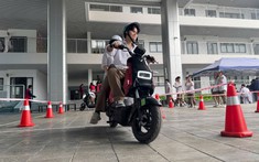 Học sinh Hà Nội thích thú lái thử xe máy điện VinFast, góp phần lan tỏa lối sống xanh