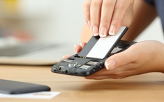 Nói thật là: Đừng mong smartphone pin tháo rời sẽ trở lại, dù cho đó là ở châu Âu năm 2027