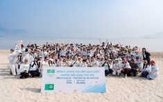 Nhân viên UNIQLO dọn rác bãi biển hưởng ứng Ngày Trái Đất