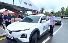 Từ tò mò với xe điện, khách hàng Hà Tĩnh “choáng” với công nghệ, sức mạnh của VinFast VF 6 chỉ sau một vòng lái thử
