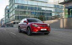 Khách Việt chọn VinFast VF 8: Cùng trải nghiệm, xe xăng phải bù thêm hơn 300 triệu đồng