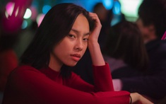 Lâu lắm mới có buổi hẹn hò riêng với chồng để hâm nóng tình cảm, nhưng cả tối, thứ anh nhìn chăm chú lại khiến tôi muốn nổi điên