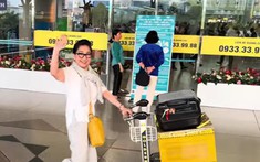 Nữ NSƯT U70 ra sân bay về lại Mỹ, phải tự đẩy hành lý 1 mình