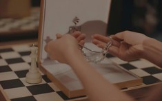 Khoảnh khắc rời khỏi bàn cờ: Câu chuyện phía sau sự thức tỉnh của LyLy trong Mưa rào và đại dương