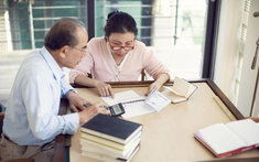 Tiết kiệm lương hưu 5 năm mới đủ tiền đưa vợ đi du lịch, đúng lúc này con trai lại quỳ xuống cầu xin bố mẹ đừng đi