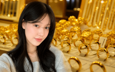 Nhiều người trẻ mua vàng dù "không hiểu lắm nhưng vẫn thấy phải mua"