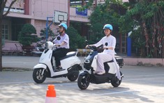 Học sinh TP.HCM thích thú trải nghiệm xe máy điện VinFast, mẫu xe mới Amio gây “sốt”