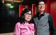 Nam NSND được bà bầu quyền lực lo giấy tờ sang Mỹ: "Tôi bàng hoàng"