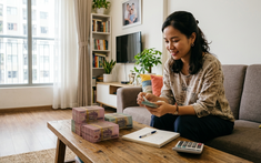 Thấy vợ ngồi giữa phòng khách đếm từng xấp tiền 500 ngàn, tôi kinh ngạc hỏi "Em trúng số à?", nghe câu trả lời mà tôi chết điếng