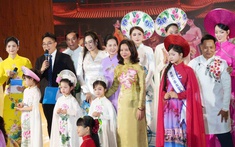Chạy mưa dựng lại sân khấu trong 3 tiếng, NTK Cao Thu Vân vẫn kể trọn "Miền ký ức" bằng áo dài