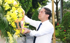 Đoàn đại biểu tỉnh Thái Nguyên dâng hương tưởng niệm Chủ tịch Hồ Chí Minh