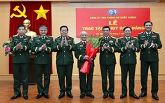 Đại tướng Phan Văn Giang trao Huy hiệu 70 năm tuổi Đảng tặng Đại tướng Phạm Văn Trà
