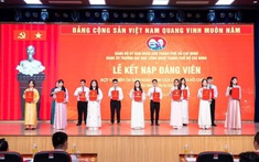 Đoàn viên ưu tú vinh dự được kết nạp vào Đảng Cộng sản Việt Nam nhân dịp kỷ niệm 136 năm Ngày sinh Chủ tịch Hồ Chí Minh