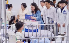 Ấm áp tình thương: Phó Chủ tịch nước Võ Thị Ánh Xuân thăm và trao quà cho bệnh nhi nhân dịp Quốc tế Thiếu nhi 1/6