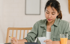 Chồng luôn đóng vai người giàu nhất nhóm khiến mỗi lần họp hội nhóm là tôi thấp thỏm lo lắng