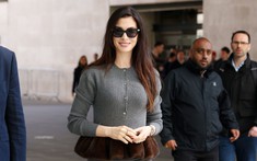 Anne Hathaway, Heidi Klum, Charlize Theron đồng loạt đeo một kiểu kính: Phụ kiện hot nhất mùa hè 2026 đã được gọi tên
