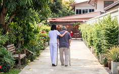 Bố vào viện dưỡng lão được 2 tuần, ông gọi điện bảo muốn về và cuộc gọi đó thay đổi quyết định của cả nhà tôi