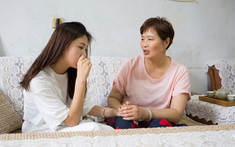 Mẹ chồng đến ở chung "tạm thời" đã được 2 năm, tôi không dám nói gì vì một câu bà từng nói với tôi ngày cưới