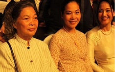Nữ NSƯT 88 tuổi bảo con gái là NSND: "Con ơi, khó sống quá. Mẹ sợ quá!"