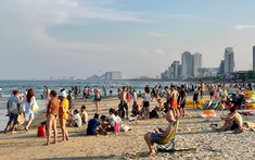 Cảnh tượng lạ ở bãi biển Mỹ Khê, Đà Nẵng, đến tắm biển cũng chia ca như đi làm