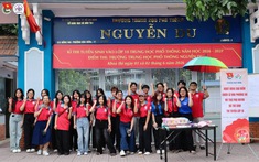 Sắc đỏ Hoa phượng đỏ lan tỏa tại các điểm thi lớp 10