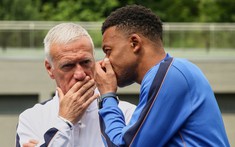 HLV Pháp nổi đóa: "Tôi chắc phải ngu ngốc lắm mới xếp Mbappe đá tiền đạo cắm!"